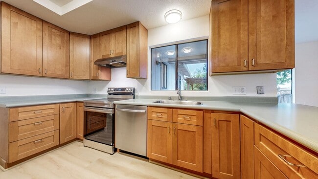 Building Photo - Bright and Beautiful 4 bedroom 2.5 Bath with large enclosed back yard and close proximity to Mari...