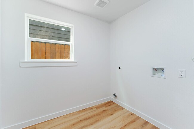 Building Photo - 9318 Firnat St