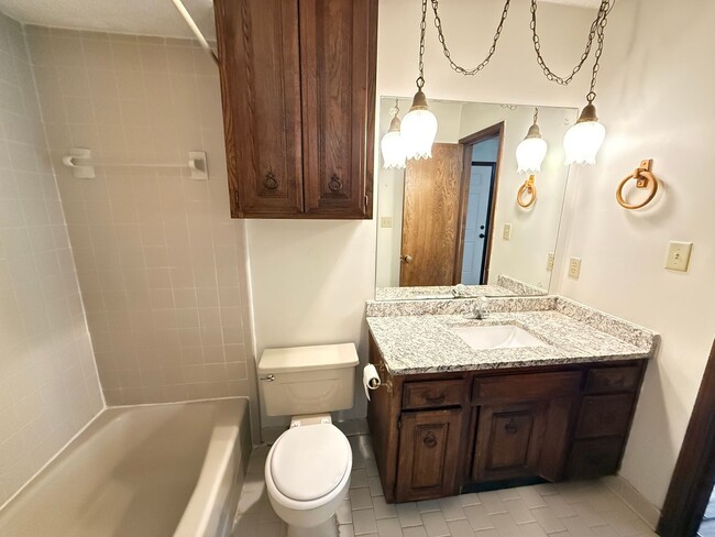 Building Photo - Vaulted Ceilings, Large Great Room! 3 bedr...