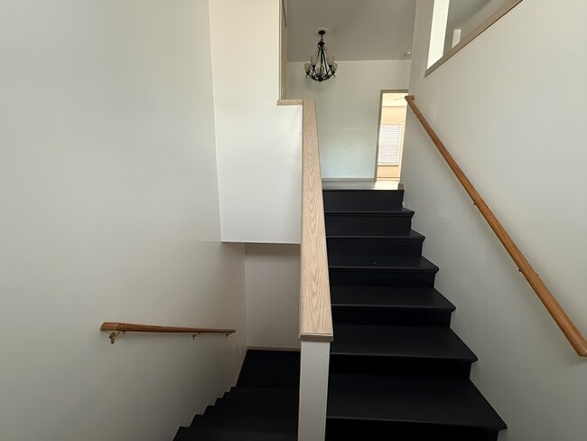 Building Photo - 3 Bed, 2 Bath Townhome Available Now!