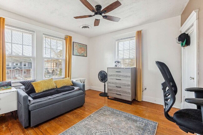 Building Photo - 102 Pear Ave