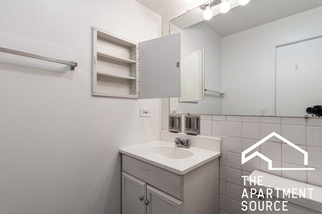 Building Photo - 540 W Roscoe St