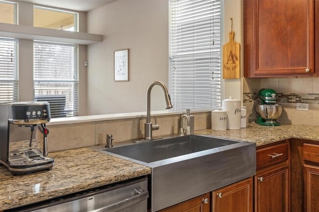 Building Photo - 1117 Nevarez