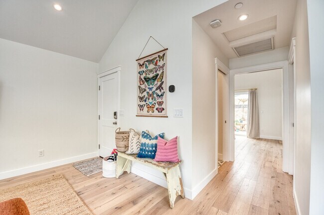 Building Photo - 727 Sonrisa St