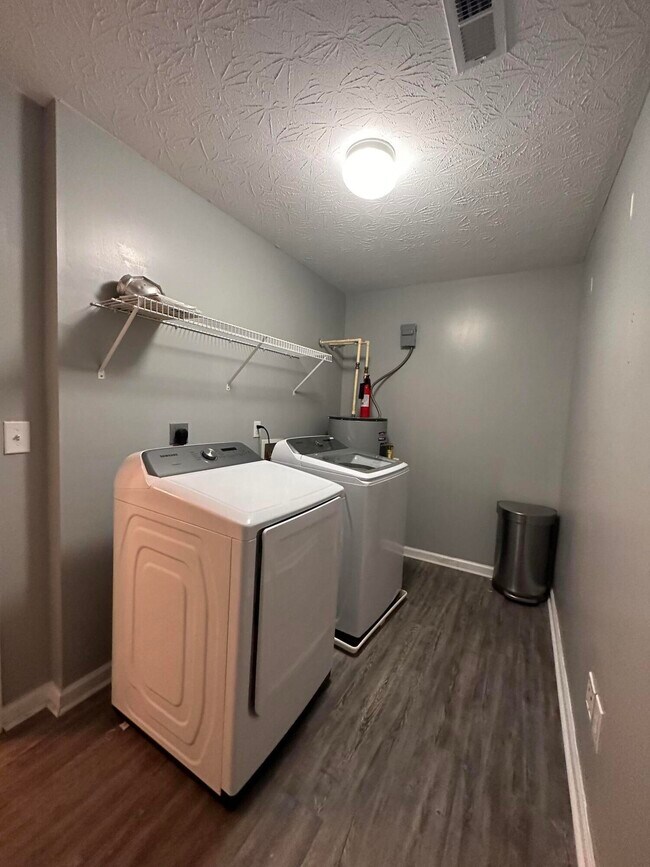 Building Photo - 508 Newbury Way