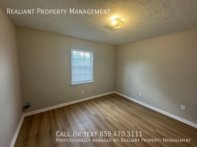 Building Photo - 425 Lenney Dr