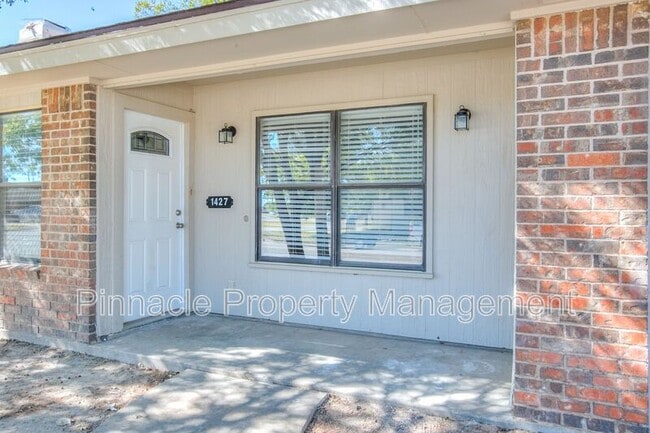 Building Photo - 1427 Gregory Dr