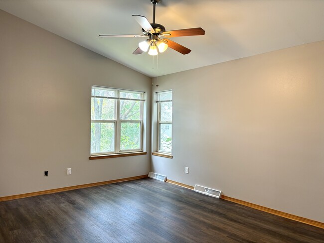 Building Photo - 3202 Quincy Ave