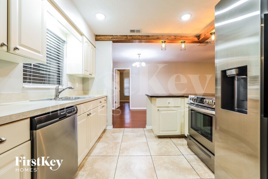 Building Photo - 8340 Brandeis Cir W