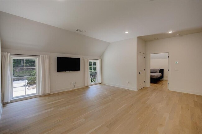 Building Photo - 3570 Knollwood Dr NW