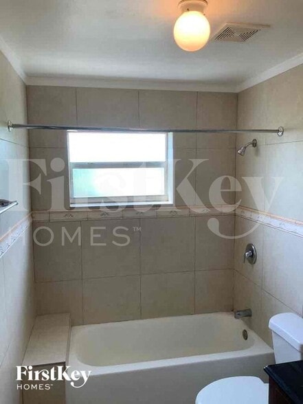 Building Photo - 727 S Pine St