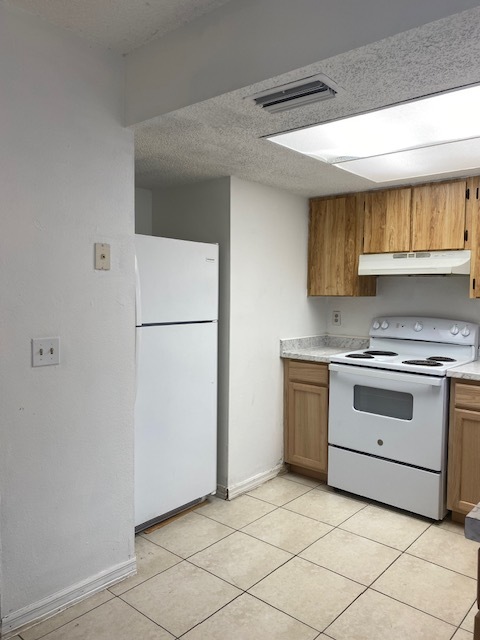 Building Photo - 2/2 in DeLand, close to 17-92, $1,400/month