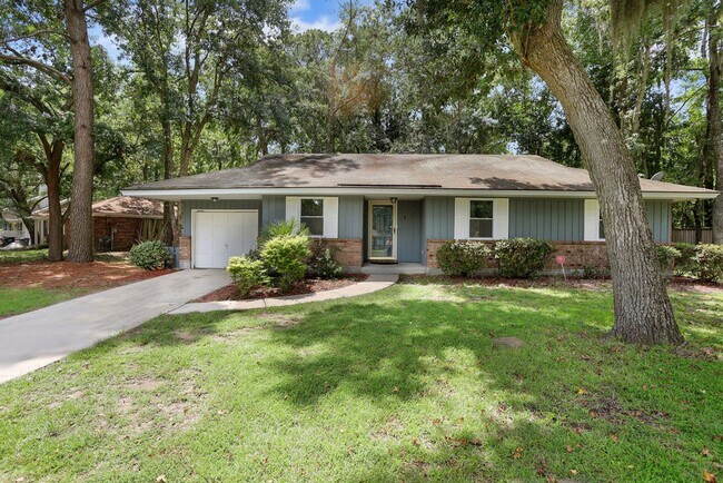 Building Photo - Adorable 3/2 on large corner lot