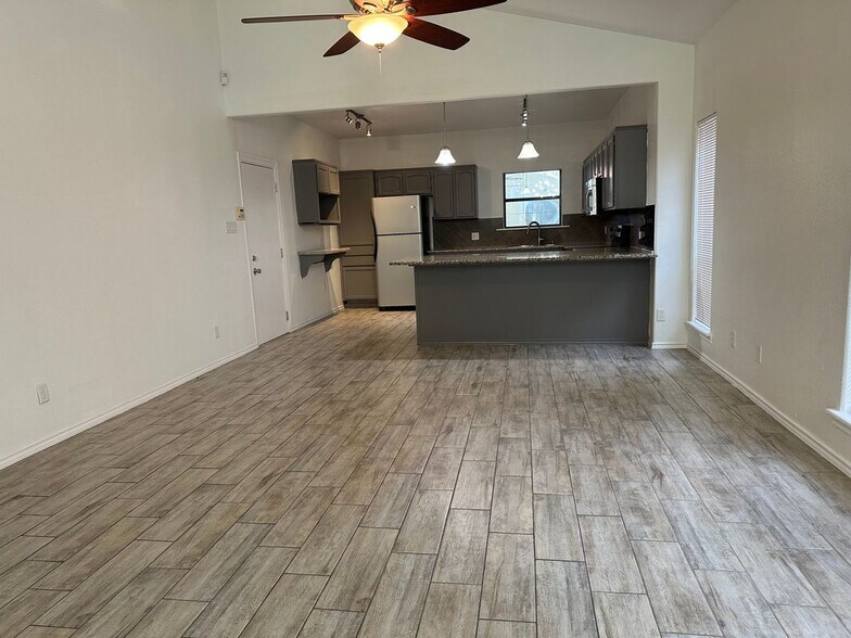 Building Photo - 905 Colorado Ct