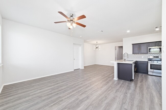 Building Photo - 6123 Yesenia St