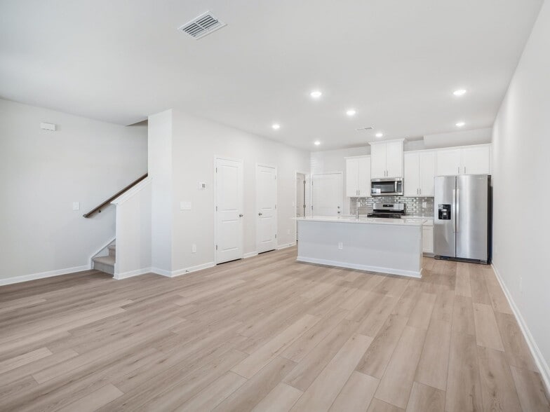 Building Photo - 710 Southland Dr