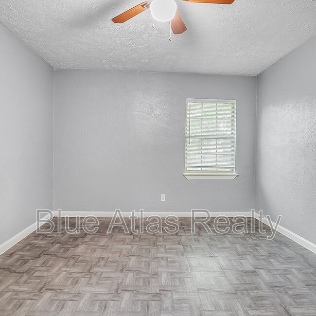 Building Photo - 2215 Riverview Dr