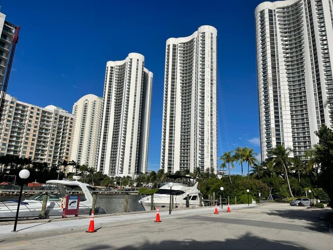 Building Photo - 100 Bayview Dr