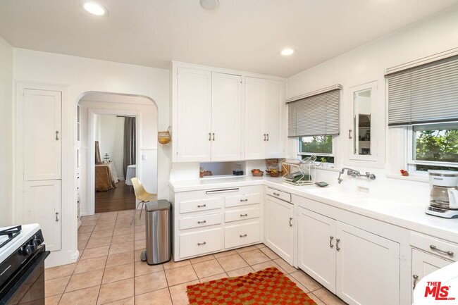 Building Photo - 2032 Holmby Ave