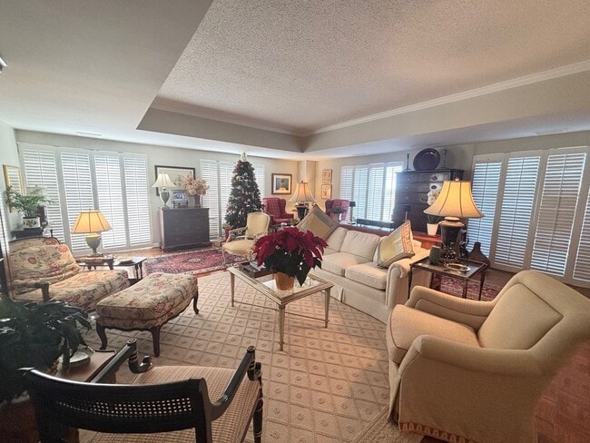 Building Photo - Luxury Living at its Finest!