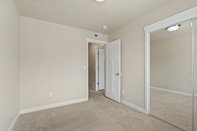 Building Photo - 3 Bed, 2.5 Bath Townhome in South Jordan – Solar-Powered, Low Utility Bills