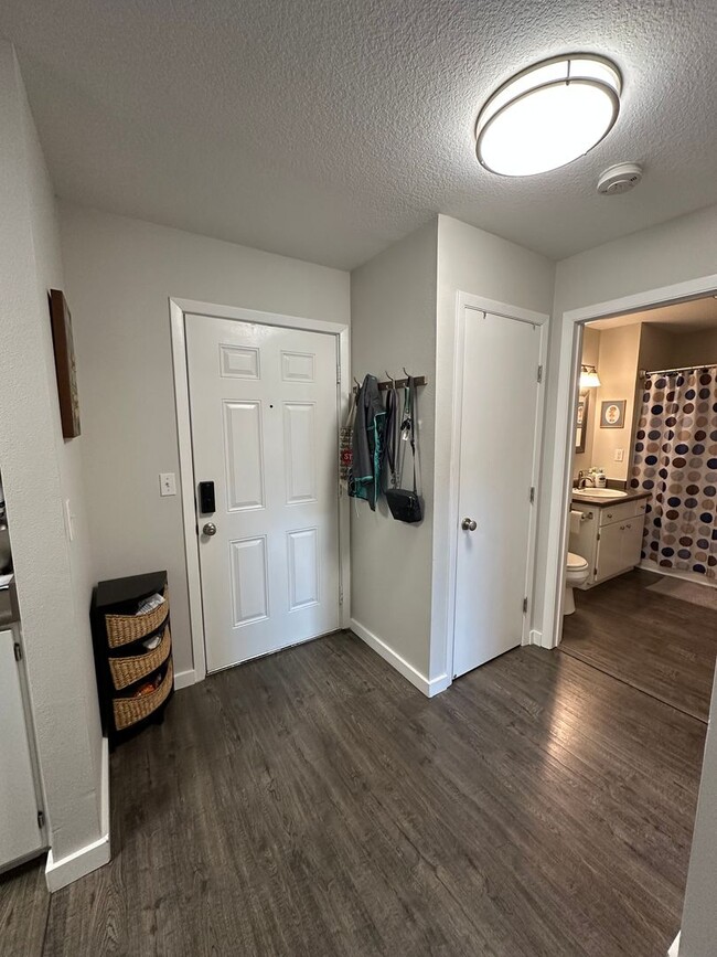 Building Photo - Charming 1 Bedroom/ 1Bathroom Lower Level ...