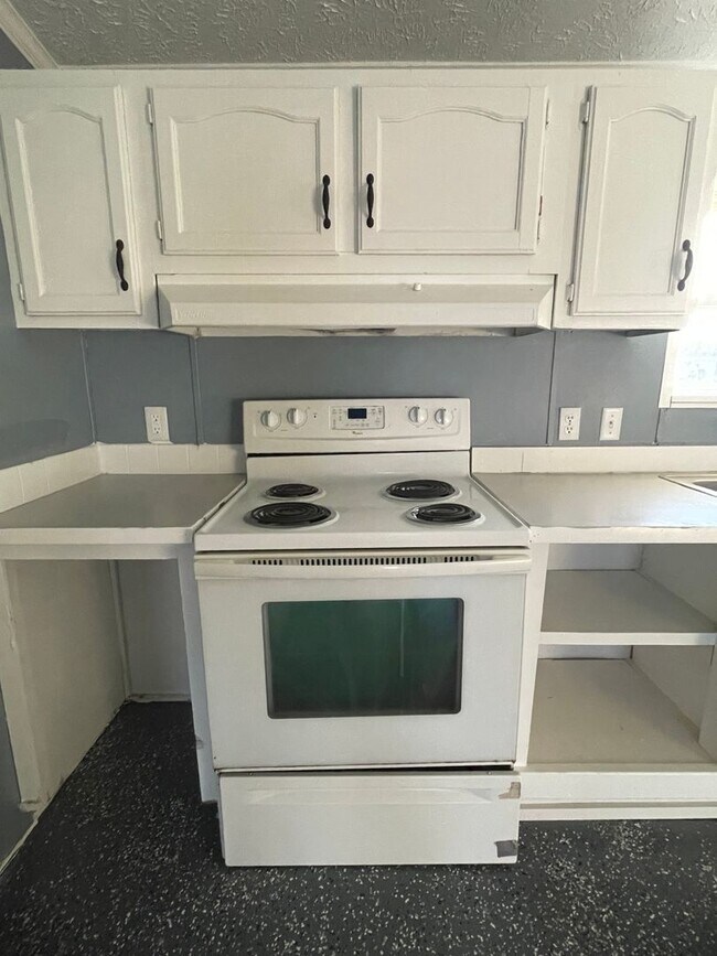Building Photo - 4 bedroom, 2 bath doublewide trailer