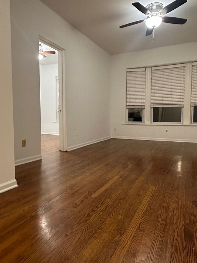 Building Photo - Beautiful 1 Bed Apartment in North Center/ Ravenswood Area Available September 1st