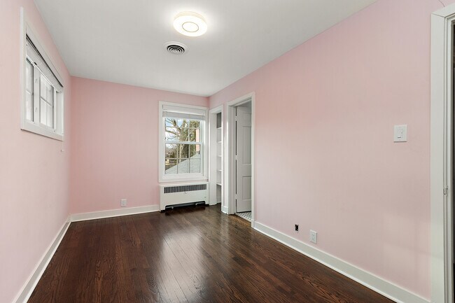 Building Photo - 305 N Reed St