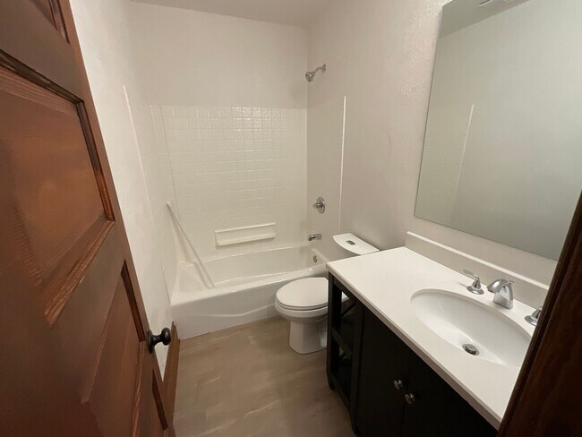 Building Photo - 2110 Grove Cir W