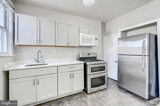Building Photo - Well-Located 3BR Row Home Close to Johns Hopkins & Bayview