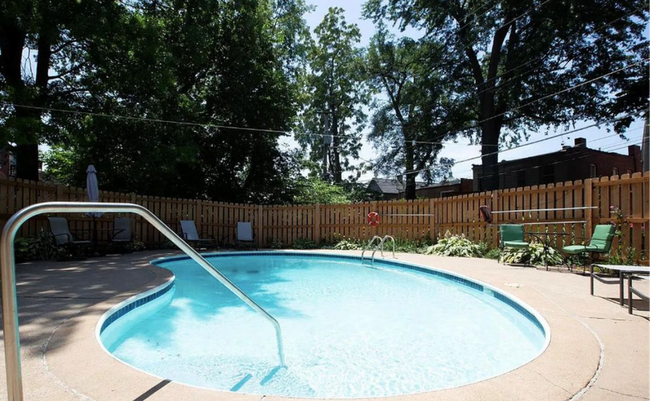 Building Photo - Spacious 1,440 SF Central West End Home with Garage Parking, Pool Access & Close to BJC/WashU