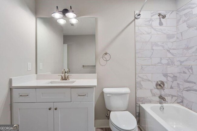 Building Photo - 2666 Davenport St