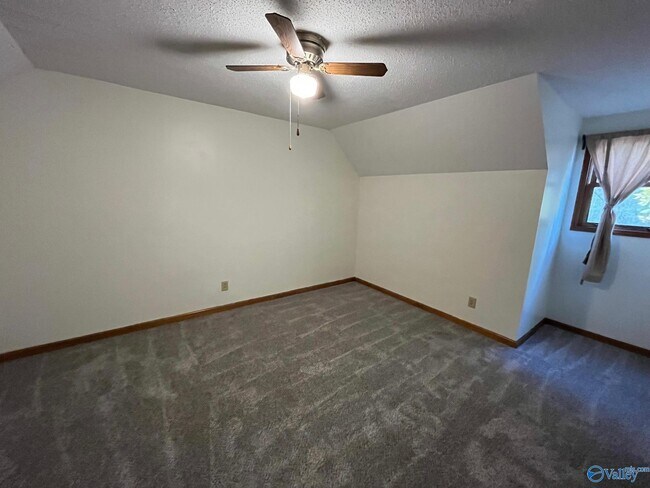 Building Photo - 2122 Indian Hills Rd NE