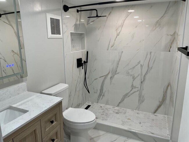 Building Photo - 156 NE 20th Ct