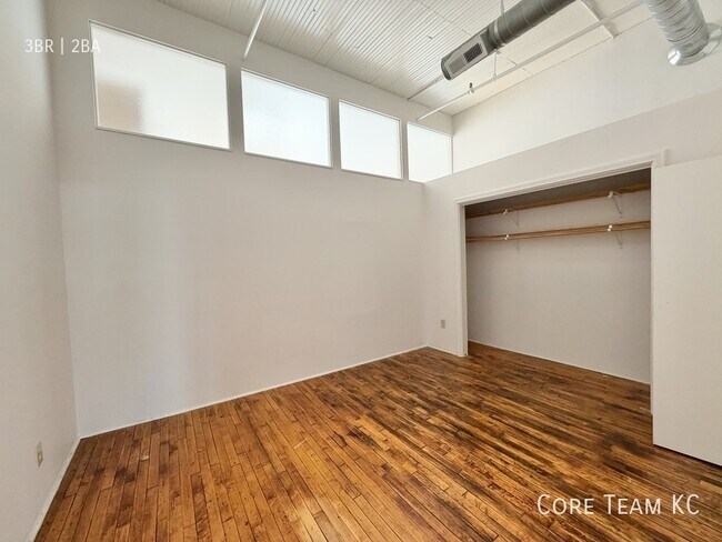 Building Photo - 1800 Central St