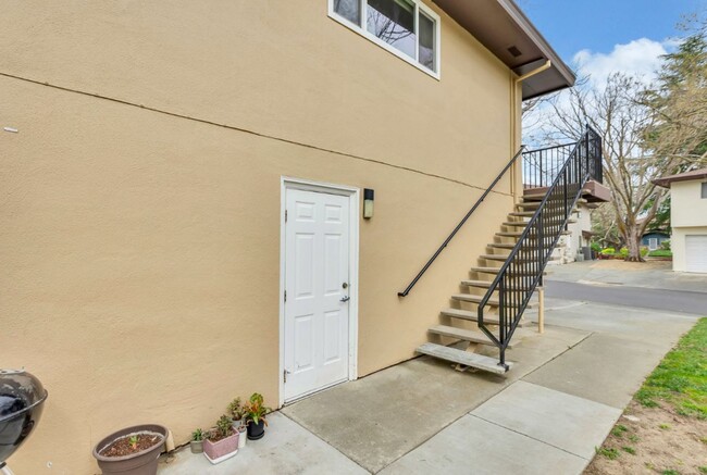 Building Photo - Two bedroom unit in North Davis available ...