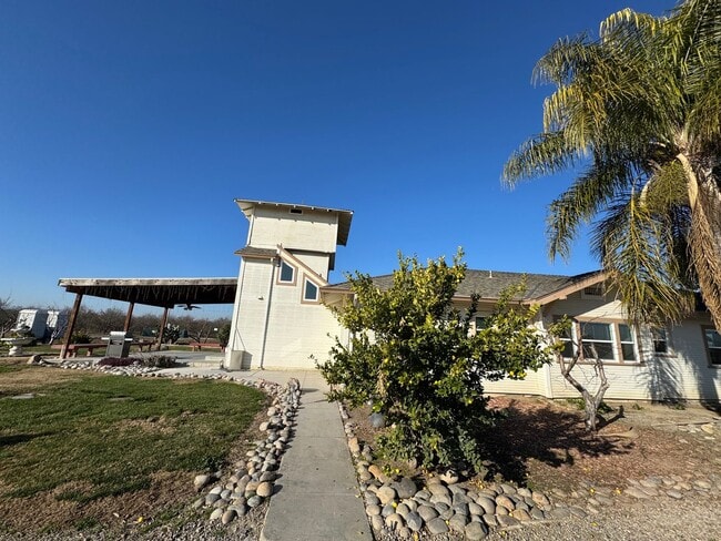 Building Photo - Country-style home with 3 bedrooms, Upstairs Den/Office, 2 baths offering a charming and peaceful...