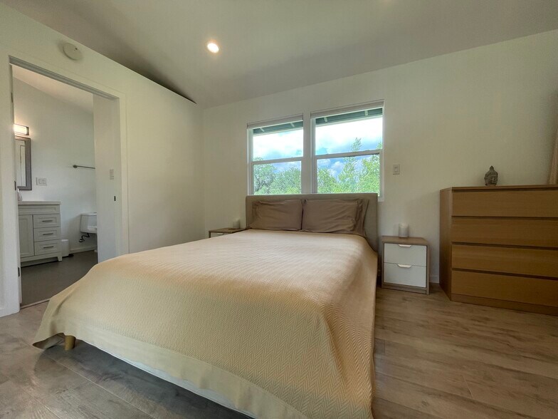 New Queen Mattress - 300 Lonesome Trl
