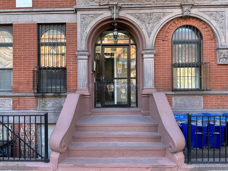 Building Photo - 386 Manhattan Ave