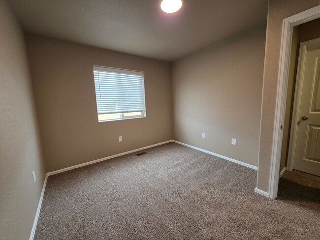 Building Photo - Beautiful 3 Bed 3 Bath Townhome!!