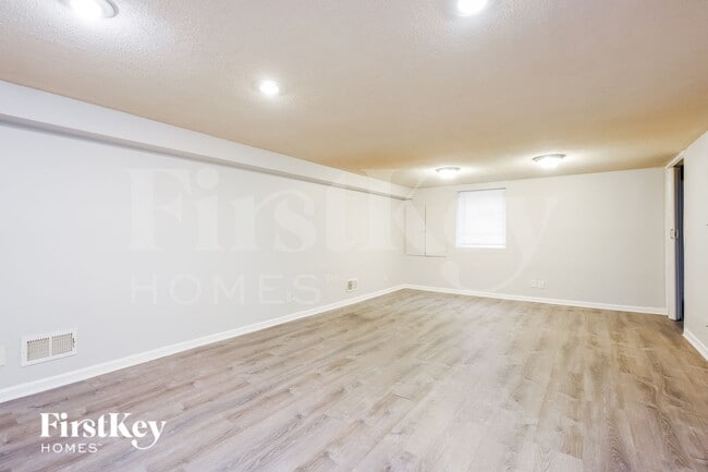 Building Photo - 18523 Oak Ave