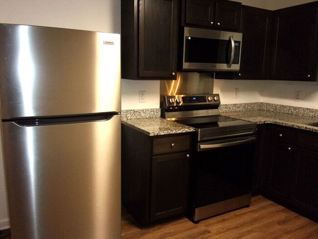 Building Photo - 3 Bedroom 2 Bath Home across from city park
