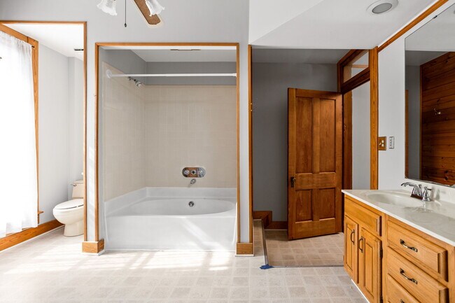 Building Photo - 319 E 13th St