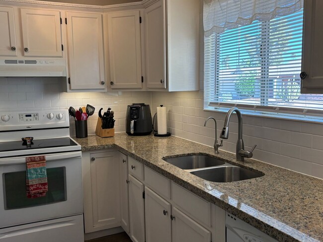 Building Photo - Fantastic Summer Getaway, Short Term Furni...