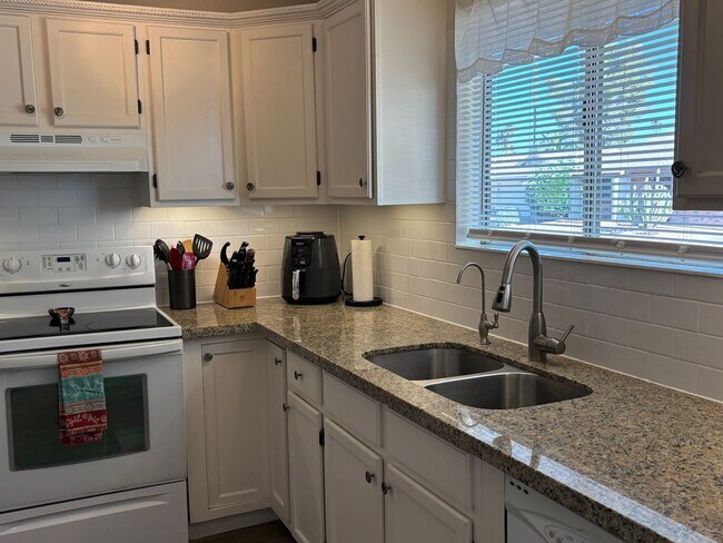 Building Photo - Fantastic Summer Getaway, Short Term Furnished In 45+ Active Adult Resort Community Available Sta...