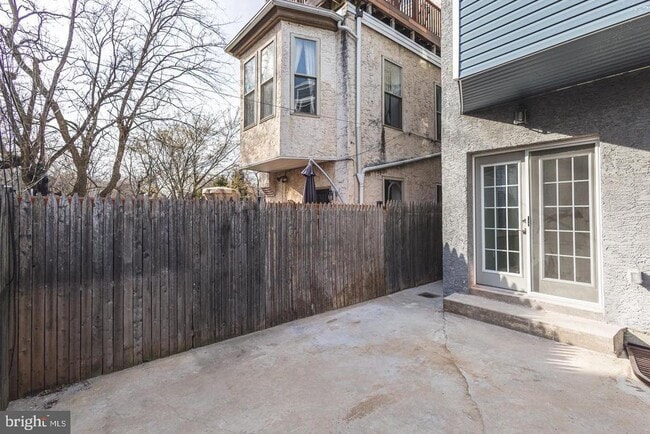 Building Photo - 3030 W Girard Ave