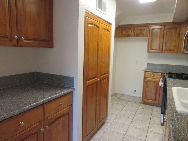 Building Photo - Beautiful Condo in the heart of Studio City
