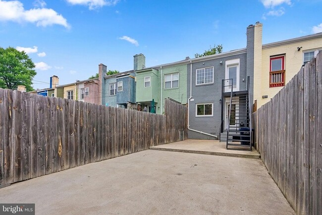 Building Photo - Sun-filled townhouse in a prime location