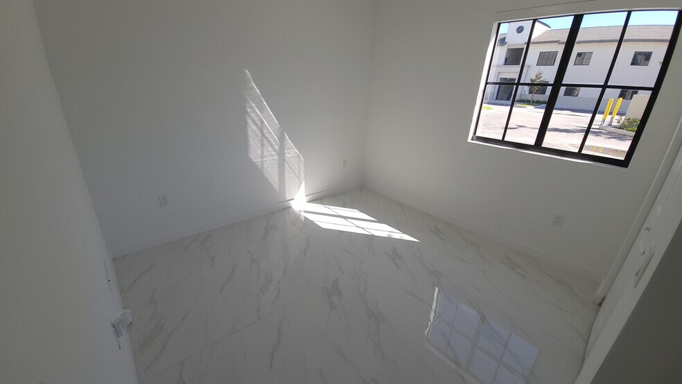 Building Photo - 858 E 27th St